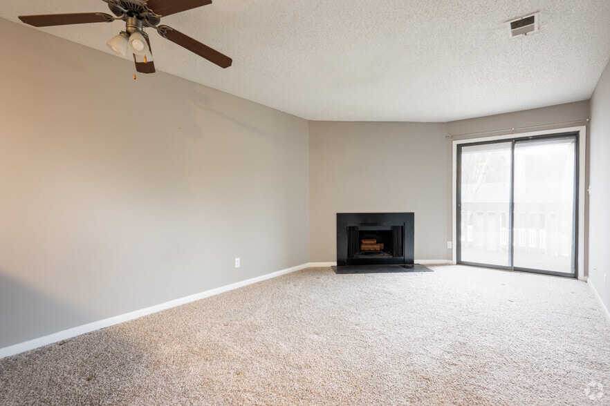2BR, 2BA - 915SF - Living Room - Hunt Club Apartments, LLC