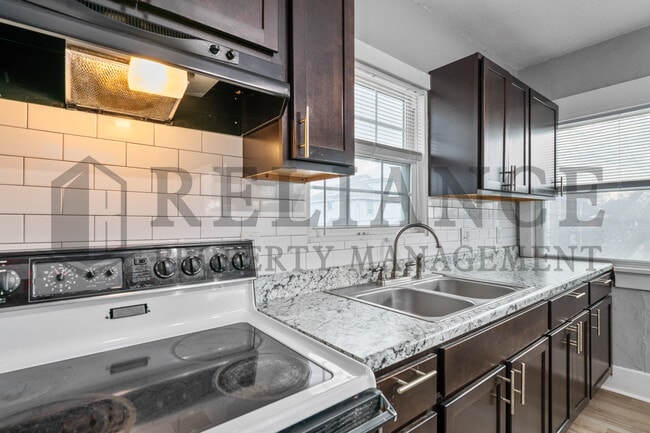 Building Photo - 3321 E Victor St