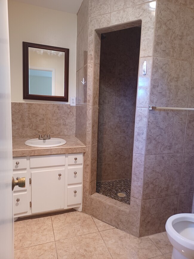 Building Photo - 120 Sandy Ln