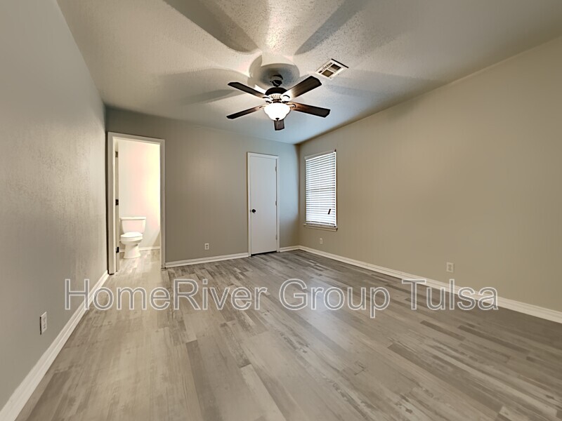 Building Photo - 7505 S Maple Ave