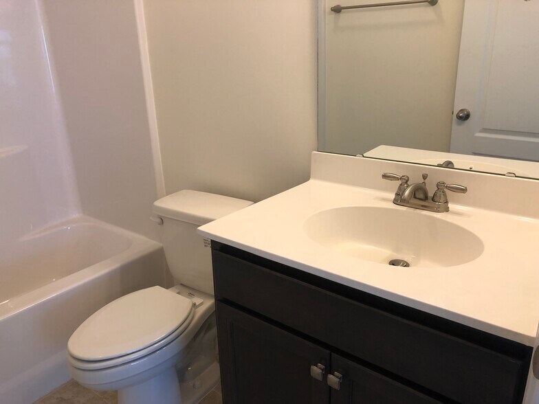 Building Photo - 528 Lateleaf Dr