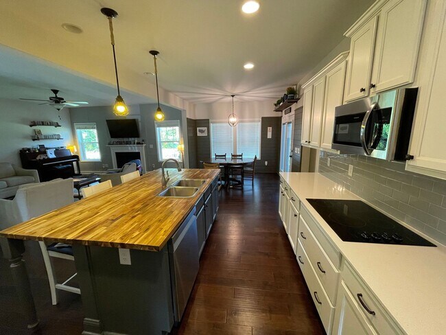 Building Photo - Stunning 5 Bed 3 Bath Home in Anderson Creek Club