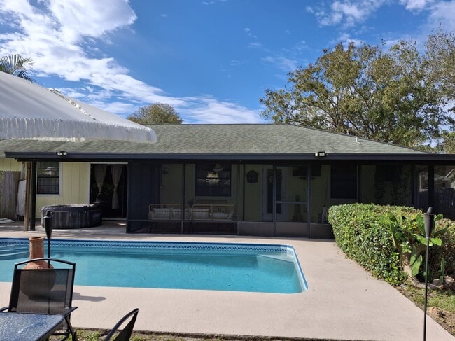 Building Photo - 385 Toledo St