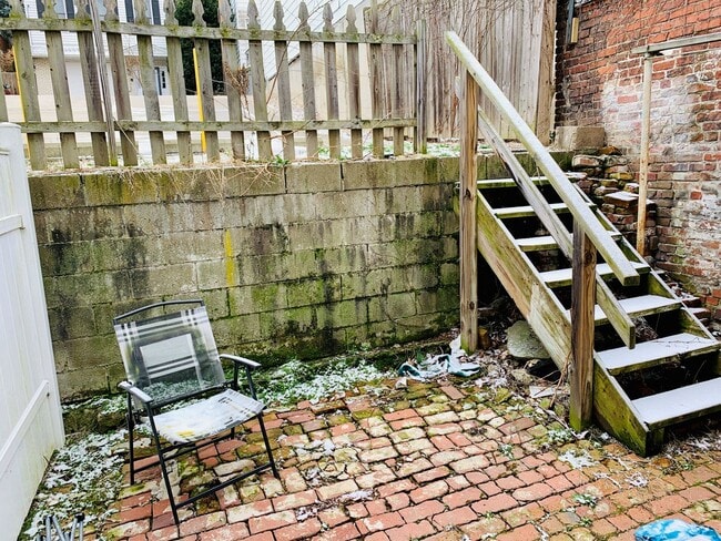 Building Photo - 2 Bedroom Home on Pius St Available April 1- Parking included.  Central Air.  Washer and Dryer.