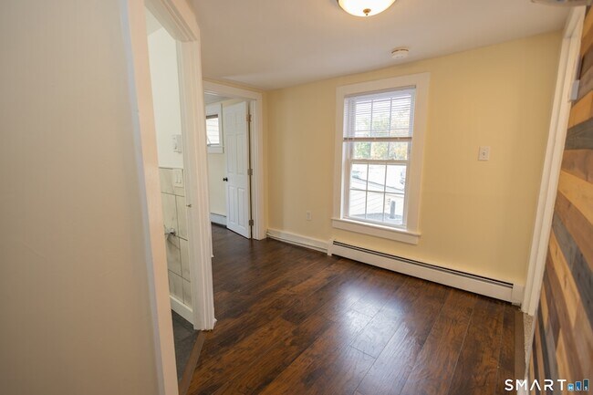 Building Photo - 387 Buckland St