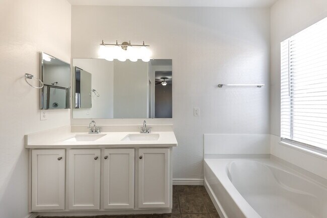 Building Photo - 13758 W Port Royale Ln