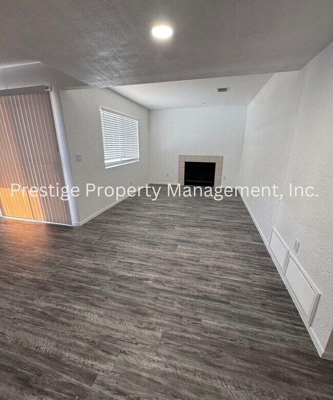 Building Photo - Newly Remodeled Southwest Gem W/ Pool
