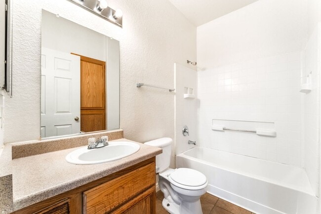 Building Photo - 3 Bedroom Condo with an Open Floor Plan!