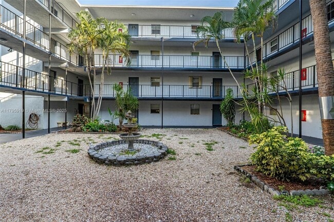 Building Photo - 2860 Somerset Dr