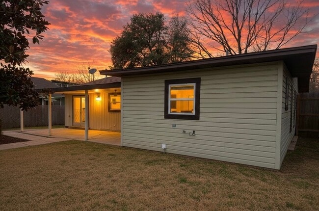 Building Photo - 3 Bed 2 Bath NEW MANAGEMENT IN AUSTIN TX!!!