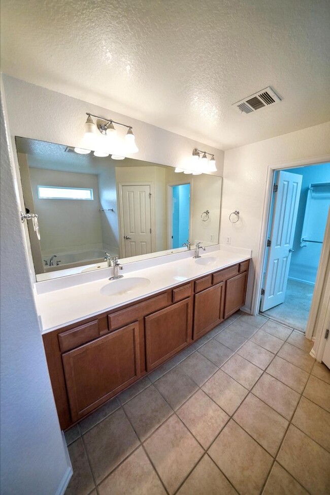 Building Photo - Charming 3-Bedroom Home in Schertz - Great...