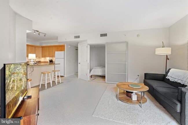 Building Photo - 616 E St NW