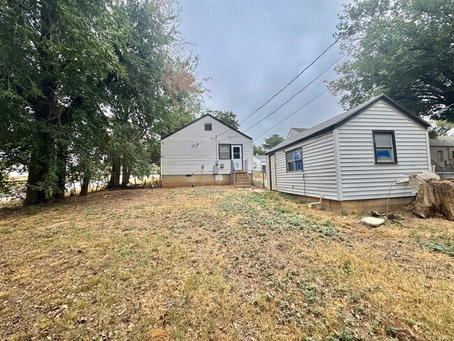 Building Photo - 1000 N Tabor Dr