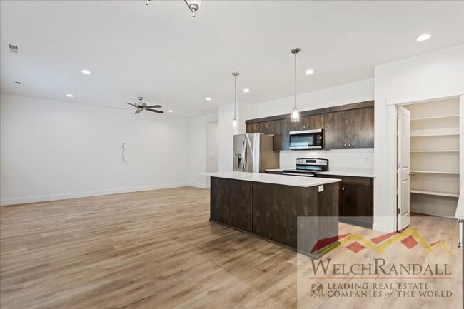 Building Photo - Live in Style – 3 Bed, 2.5 Bath Townhome i...