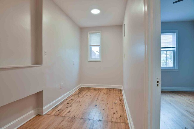 Building Photo - 725 Kearny St NE