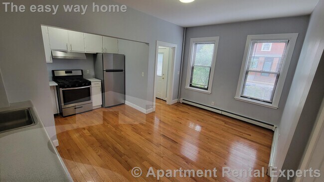 Building Photo - 564 Putnam Ave