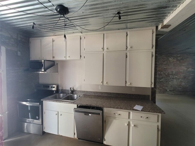 Building Photo - 1407 Broadway Avenue J