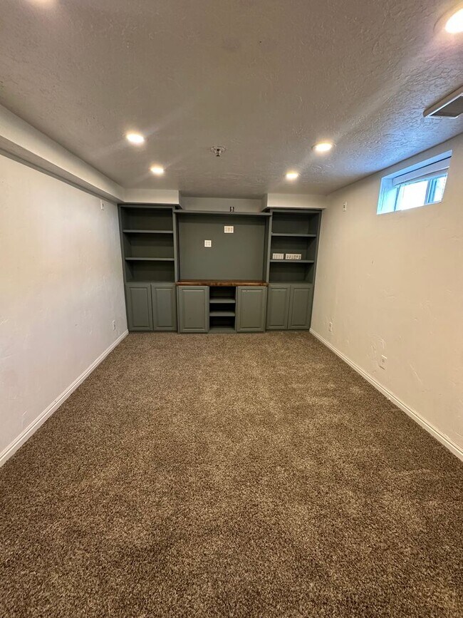Building Photo - A &amp; E 3rd W Duplex