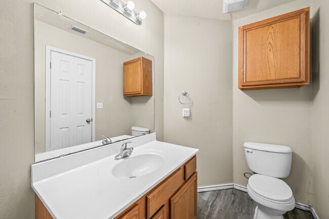 Building Photo - Spacious 3-Bed, 3-Bath Duplex – Awaits!