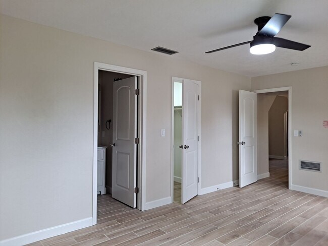 Building Photo - UPDATED 3BR 2BA WITH 2 CAR GARAGE FOR RENT