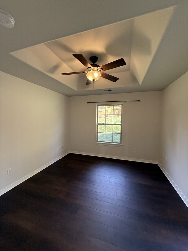 Building Photo - Spacious 3 BR with a fenced in backyard