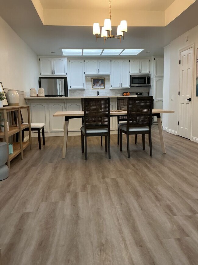 Building Photo - Los Caballeros #001