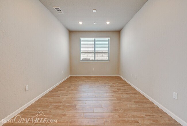 Building Photo - 877 Halford Ln
