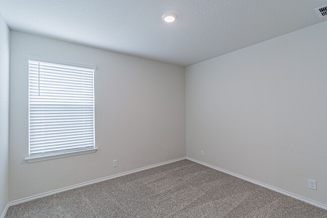 Building Photo - 4 bd/2 ba available NOW!! Wiseman/Talley F...