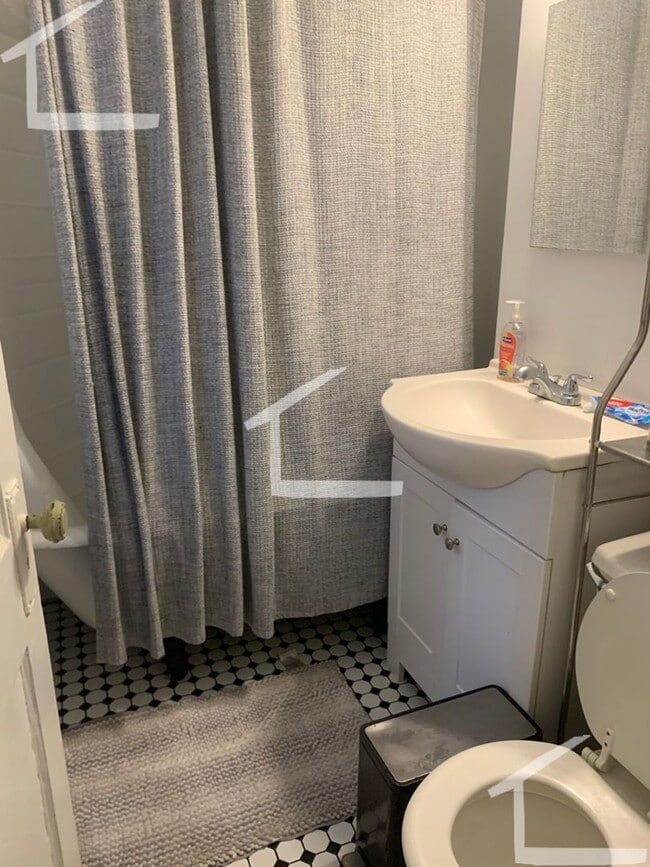 Building Photo - Check out this 1 bed 1 bath in Allston......