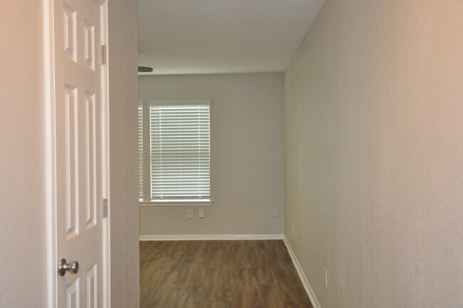 Building Photo - 16025 Summerville Lake Dr