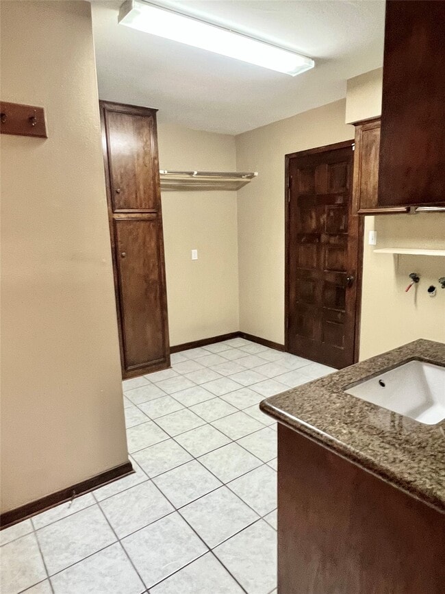 Building Photo - 10719 Creektree Dr