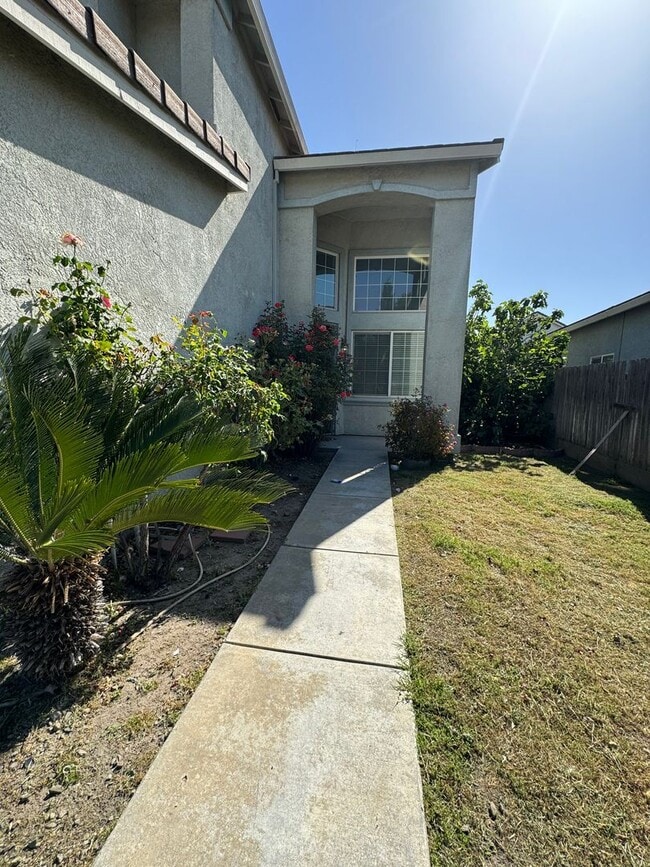 Building Photo - Comfortable home has 5Bdm 3Ba Home With 3 ...