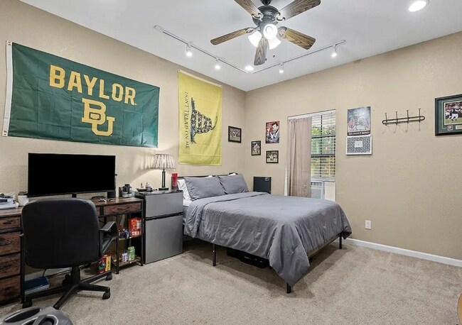 Building Photo - 7 bedroom home 2 min walk from Campus