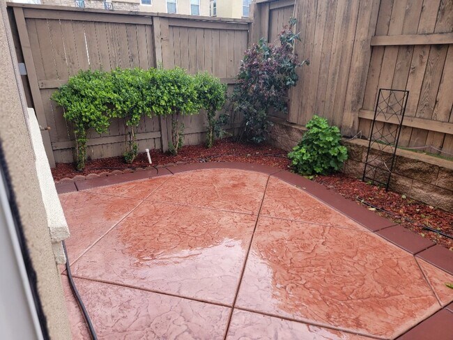 Building Photo - 3 Bedroom 3 bath house with a loft for rent in Folsom in the Parkway.  Solar & 240V Electric Car ...