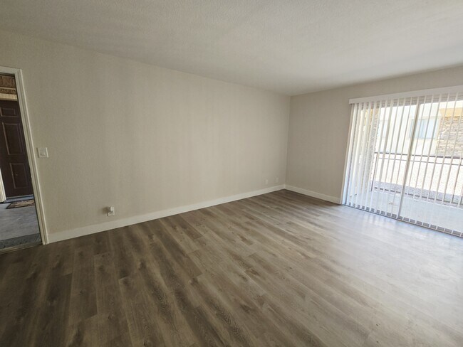 Building Photo - 5260 River Glen Dr