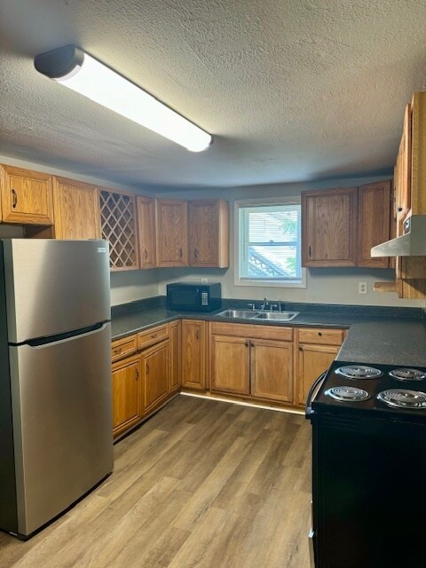 Building Photo - Recently renovated 4BR/2BA home in the hea...