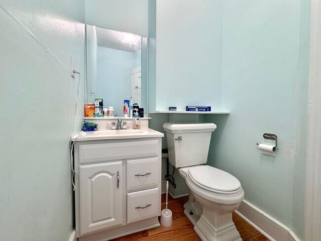 Building Photo - HOT NEWTON LISTING!!!