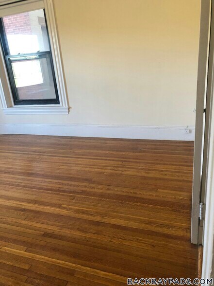Building Photo - 504 Beacon St