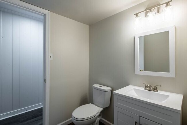 Building Photo - Newly remodeled 3/2.5