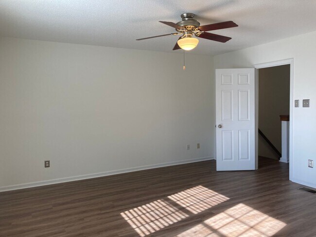Building Photo - South Charlotte Townhome for Immediate Mov...
