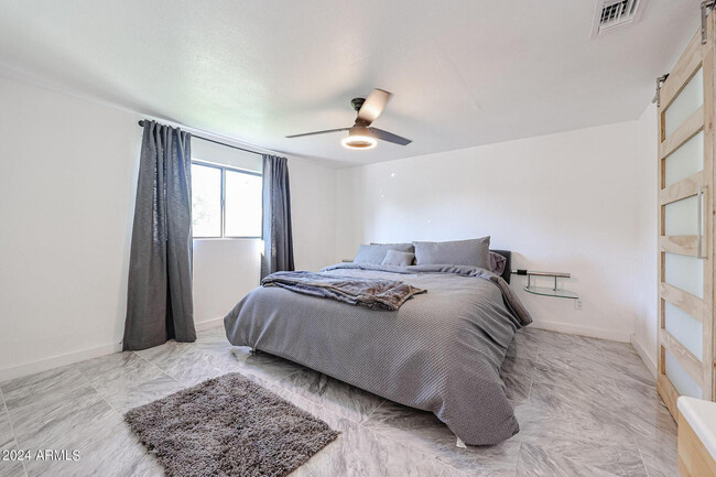 Building Photo - 3213 E Emile Zola Ave