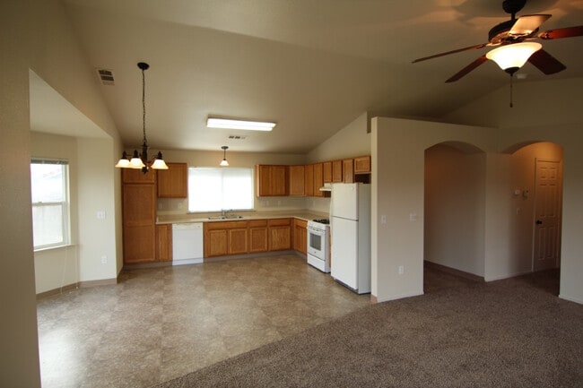 Building Photo - 3 Bedroom Home in Gated Lake California