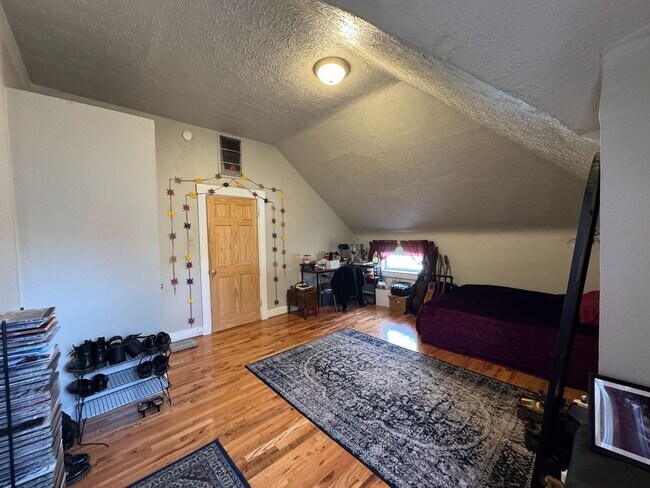 Building Photo - 26 Conklin St