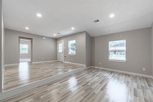 Building Photo - 4909 Higgins St