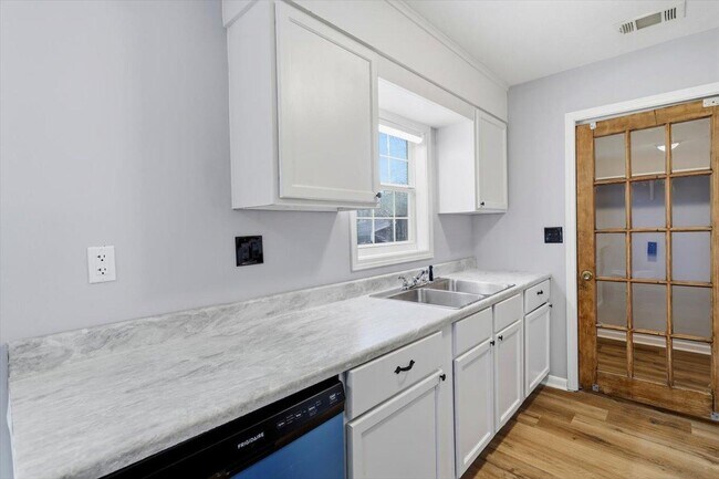 Building Photo - 936 Jenkins St