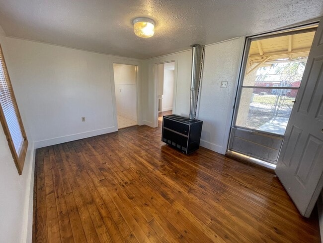 Building Photo - Located in Portales!! Cozy 1 bed!