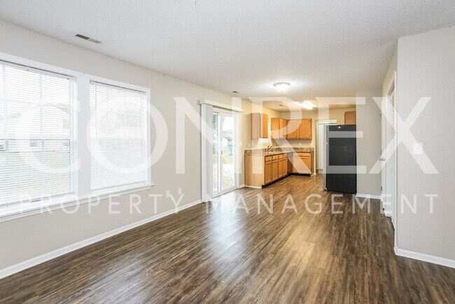 Building Photo - Tons of Space & Double car Garage!