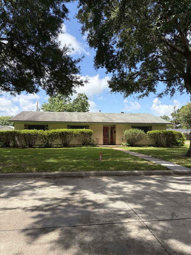 Building Photo - 415 N 33rd St