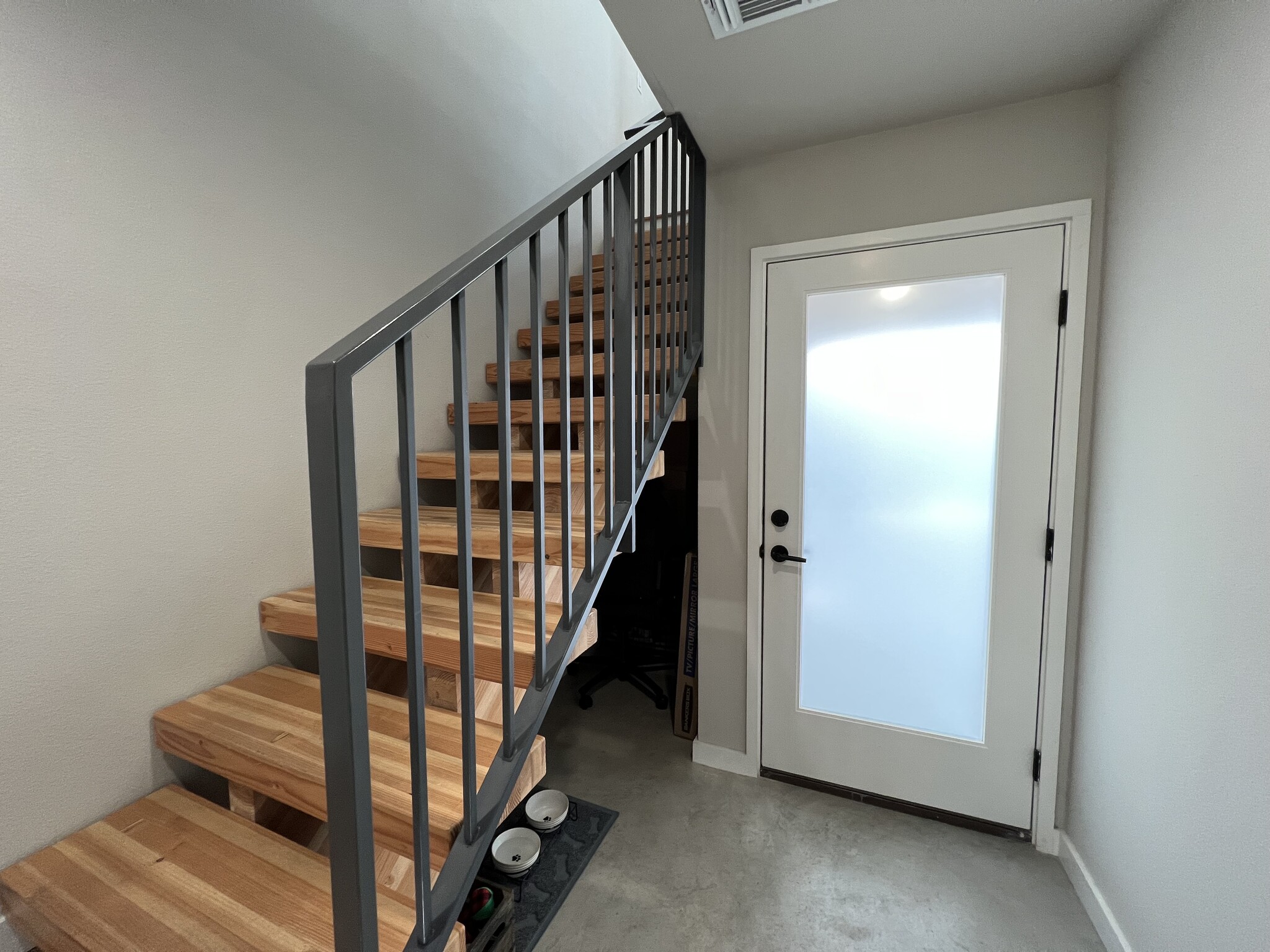 stairs to main floor from entry - 913 Duncan Ln