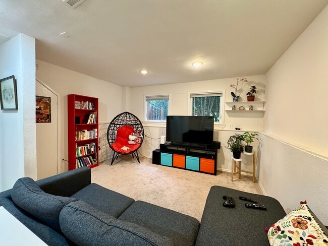 Building Photo - ***MOVE IN SPECIAL!!!*** Fully Furnished 4-bedroom, 2-bath home with Beautiful Backyard in Renton